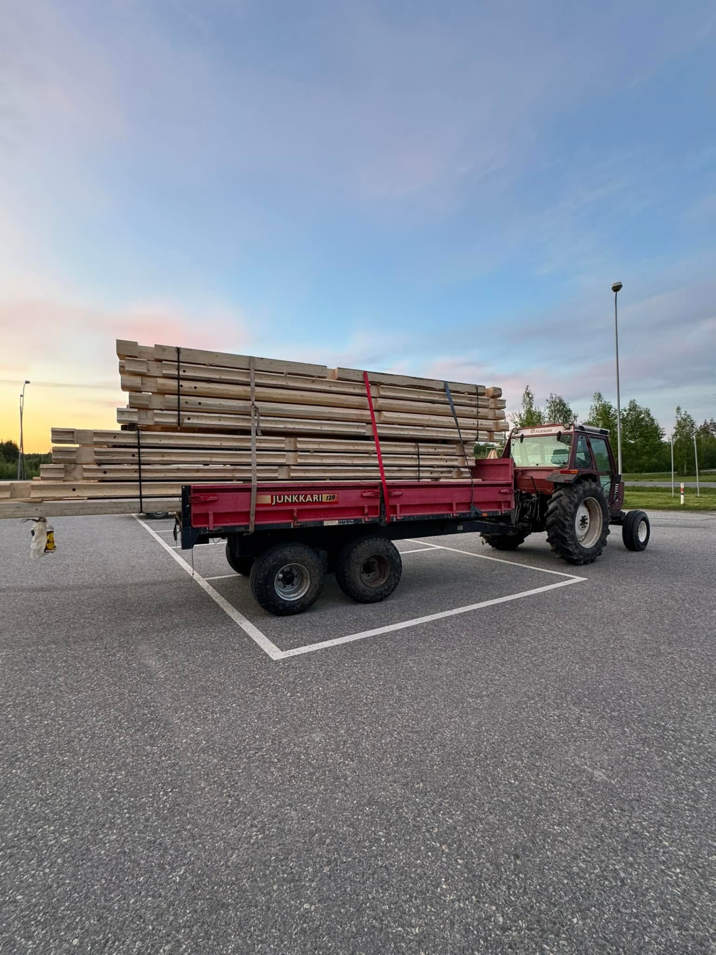Numeroidut pelkkahirret kuormattuna perävaunuun siirtoa varten.