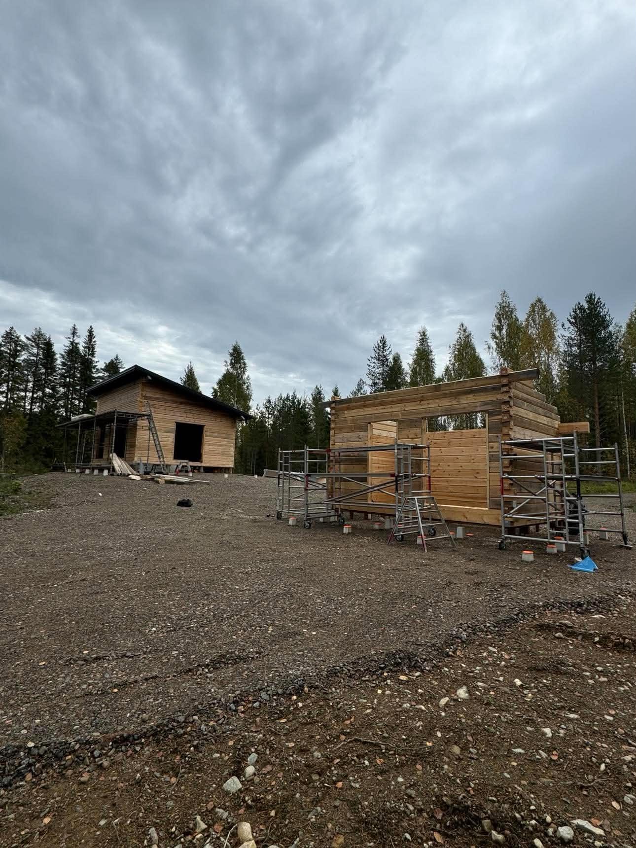 Hirsirakennus veistovaiheessa työmaalla.